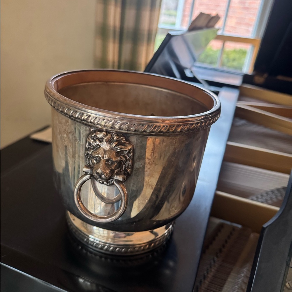 Silver plated Lion Head Ice Bucket planter vase - Picture 3 of 9